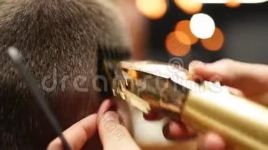 时髦的理发师用理发店的剪子剪胡子`男人的头发。 男士`理发店理发